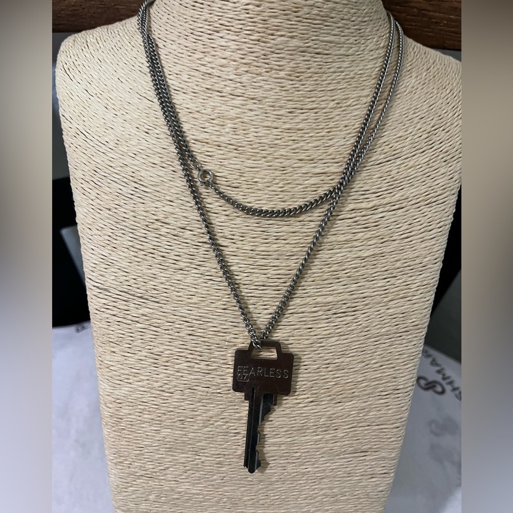 THE GIVING KEY VINTAGE AUTHENTIC CHAIN & KEY WITH THE WORD ‘FEARLESS’ ON KEY - Picture 5 of 9
